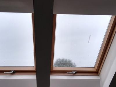 dwa zamontowane okna w dachu